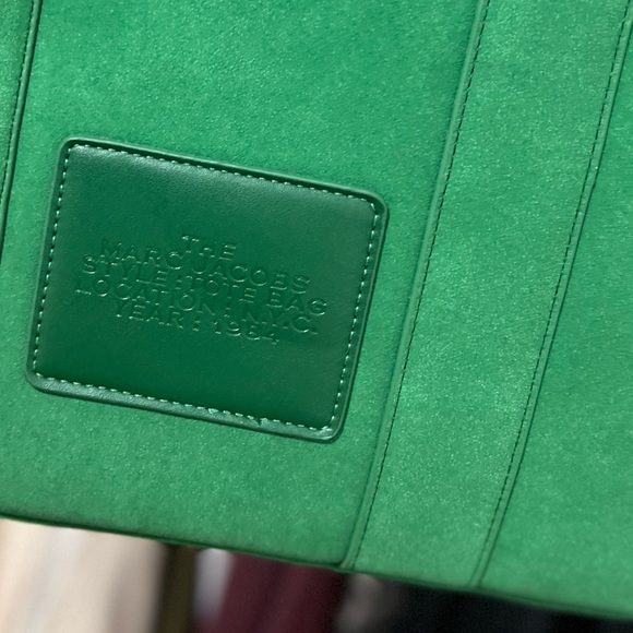 MARC JACOBS The Tote Bag Medium Suede & Sherpa Trim - Picture 9 of 16